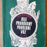 Bíle pruhovaný pohřební vůz