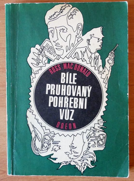 Bíle pruhovaný pohřební vůz