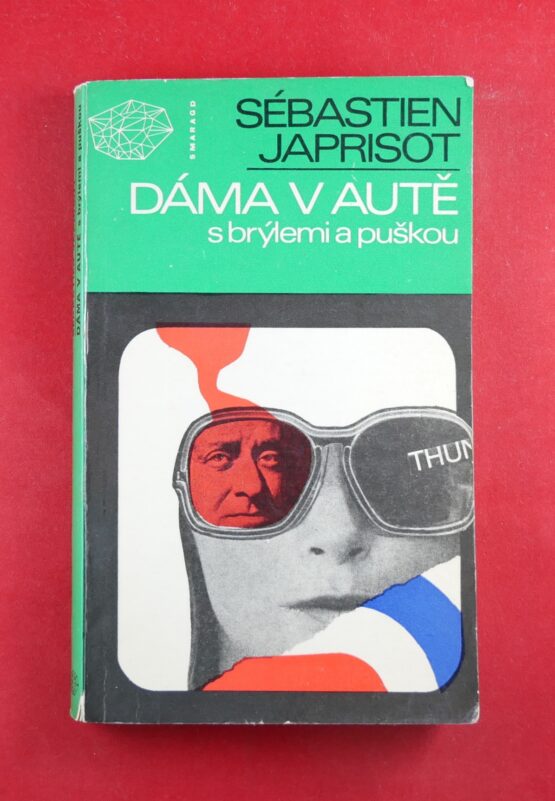 Dáma v autě s brýlemi a puškou