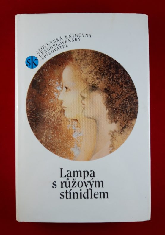 Lampa s růžovým stínidlem